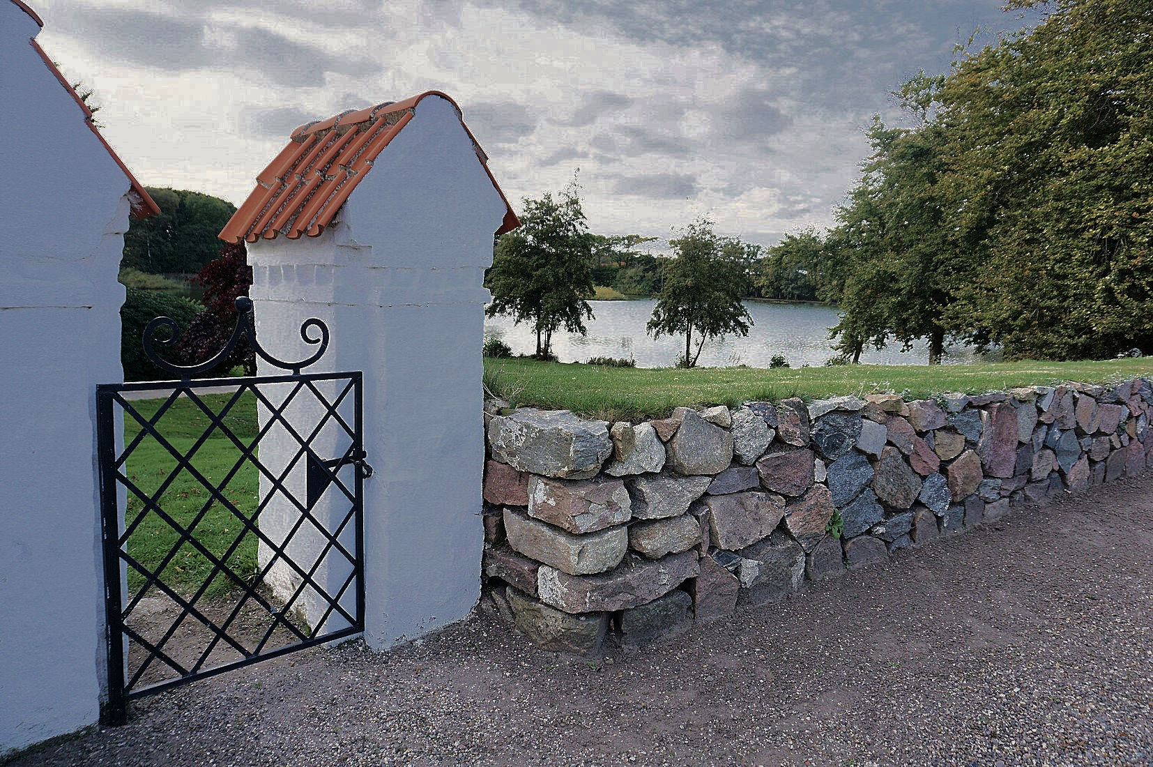 Vandstanden i søen er lavere i dag, end den var lige efter istiden for 11.000 år siden. Udover den naturlige udtørring, blev vandstanden i starten af 1920-erne sænket en meter ved afvanding. Byens kirke ligger på toppen af en høj bakke øst for søen, med en god udsigt over denne.