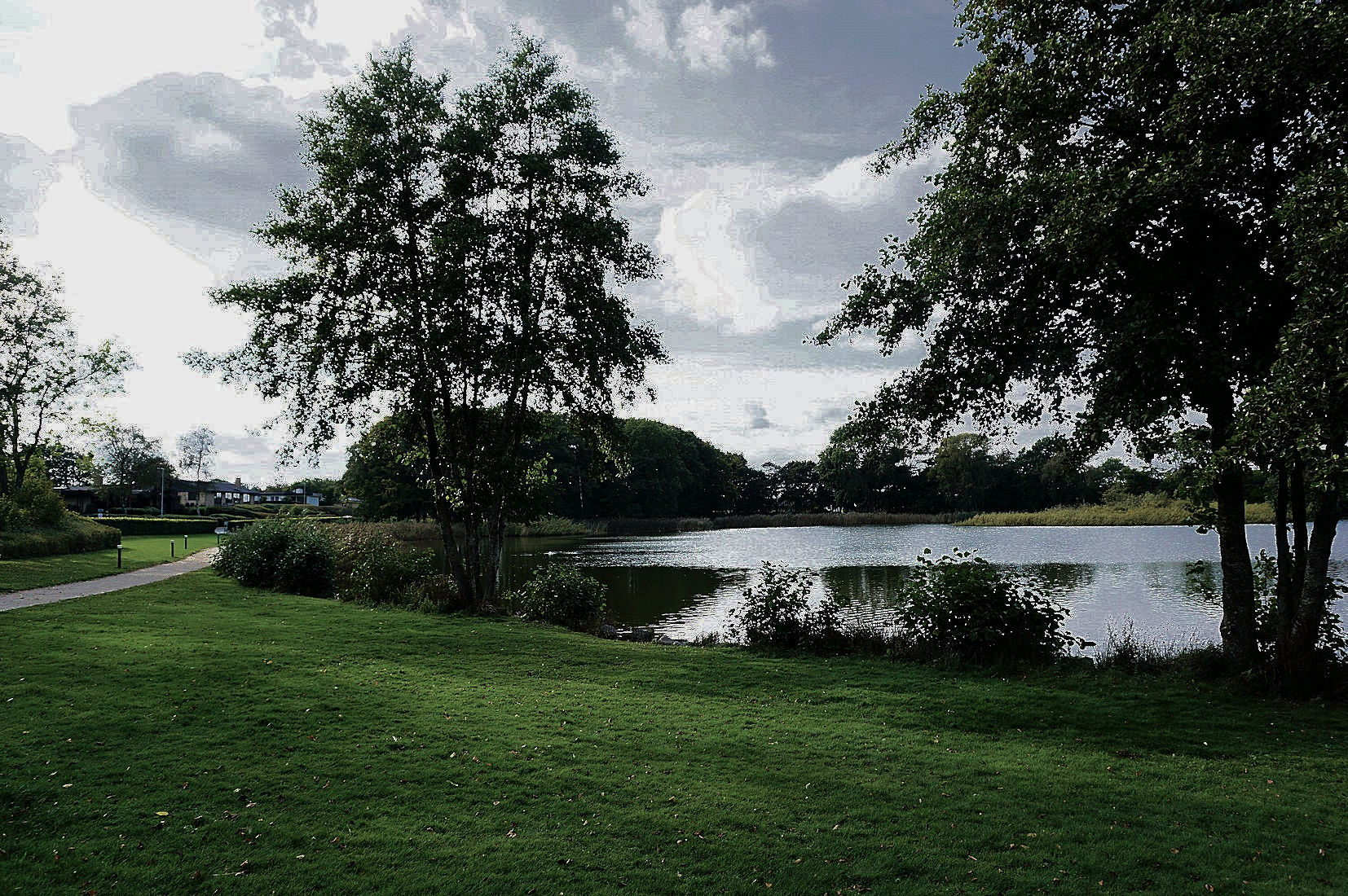 Vandstanden i søen er lavere i dag, end den var lige efter istiden for 11.000 år siden. Udover den naturlige udtørring, blev vandstanden i starten af 1920-erne sænket en meter ved afvanding. Byens kirke ligger på toppen af en høj bakke øst for søen, med en god udsigt over denne.