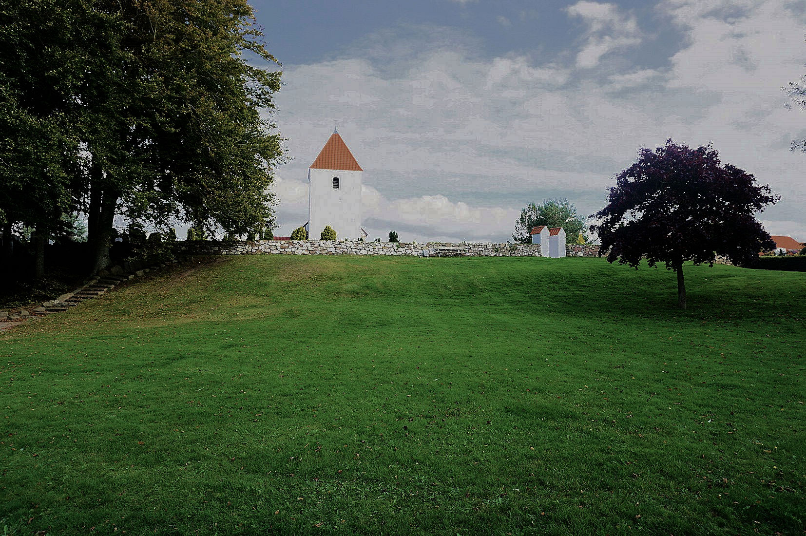 Bakken op til kirken er en populær kælkebakke i de gode vintre.
