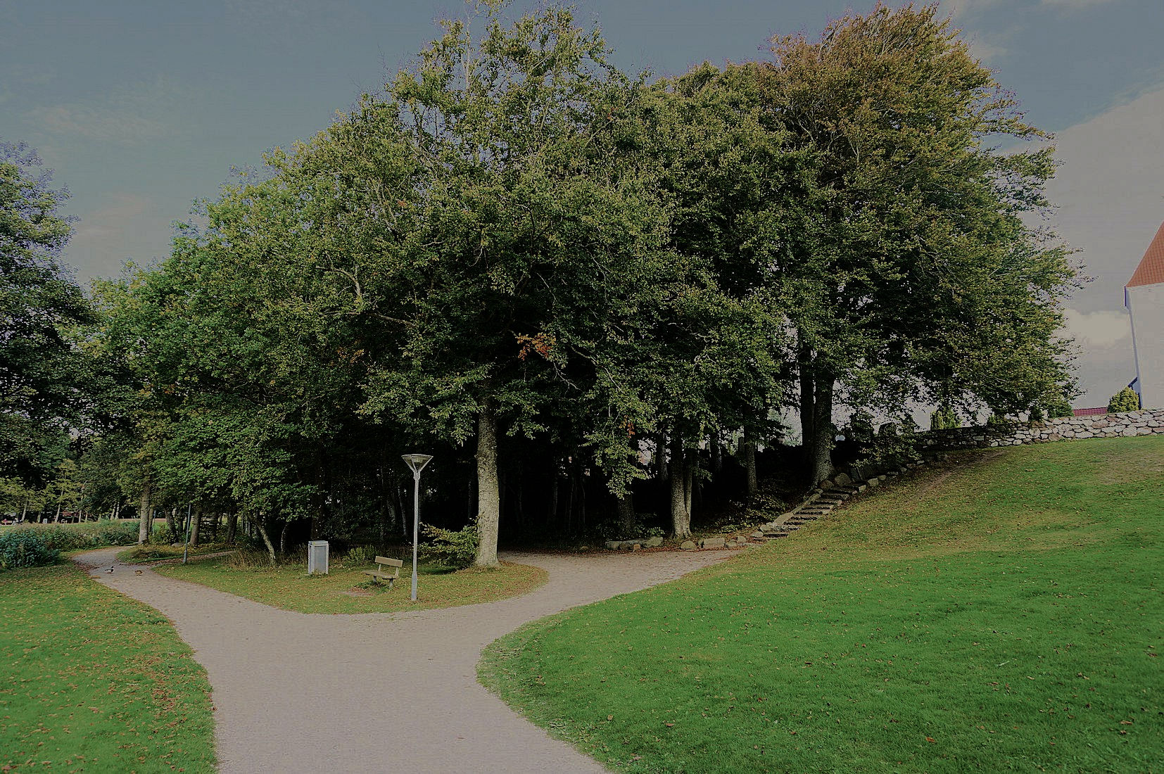 Der er brede, grusbelagte stier hele vejen rundt om søen.