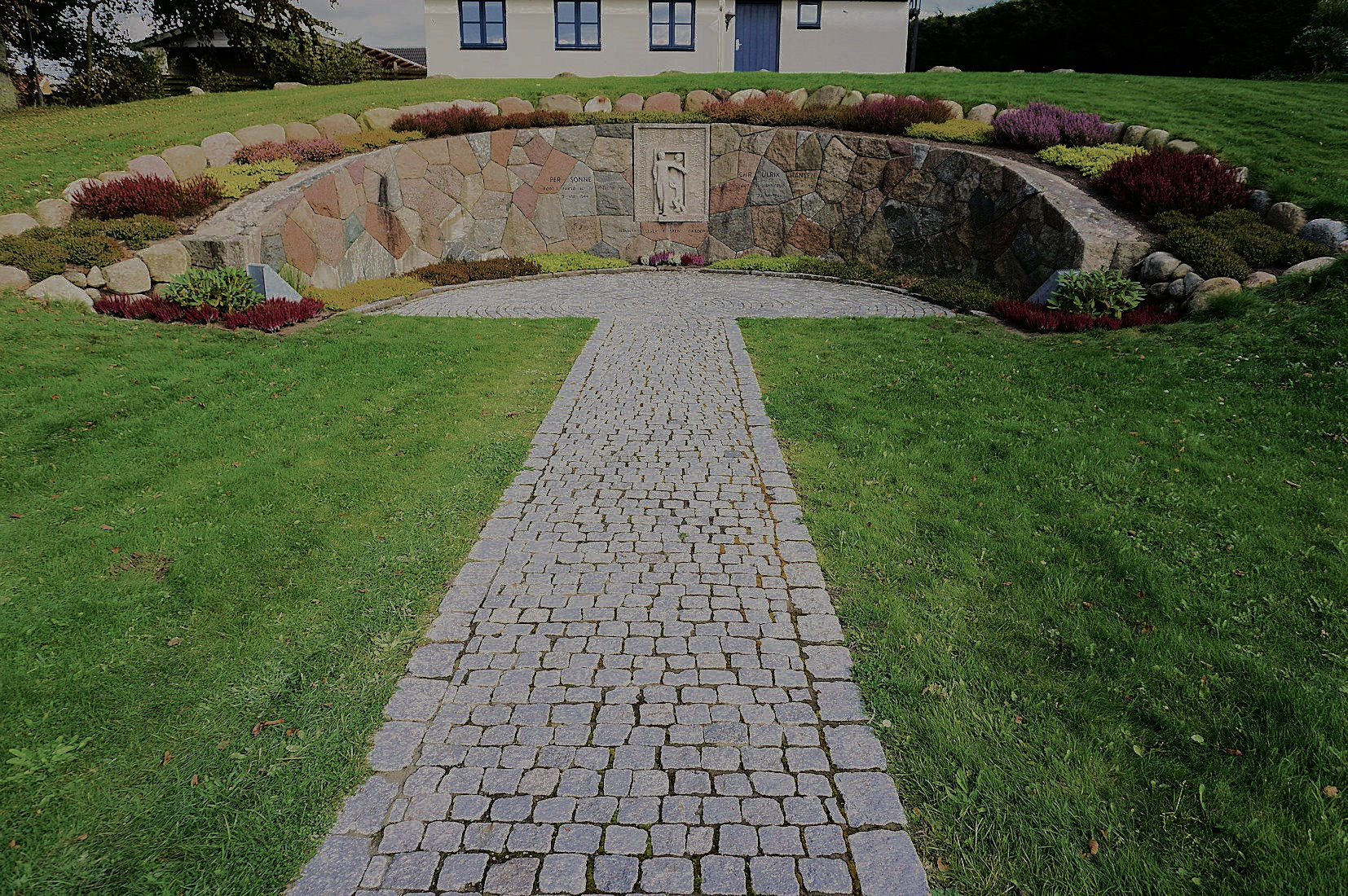 Mindelunden i søanlægget er til minde om de to lokale frihedskæmpere Per Sonne og Christian Ulrik Hansen, som blev henrettet af tyskerne i 1944.