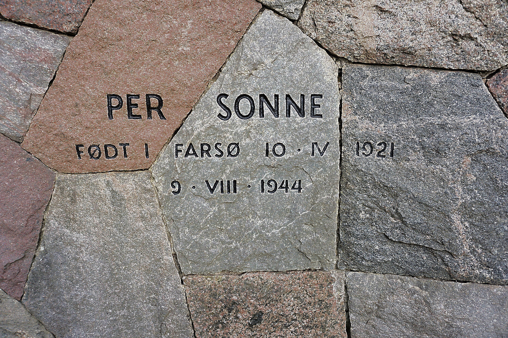 Både Per Sonne og Christian Ulrik Hansen var ivrige spejdere, og mindelunden er placeret på et areal, som spejderne havde købt kort tid før for penge fra en anonym donation på 4000kr.