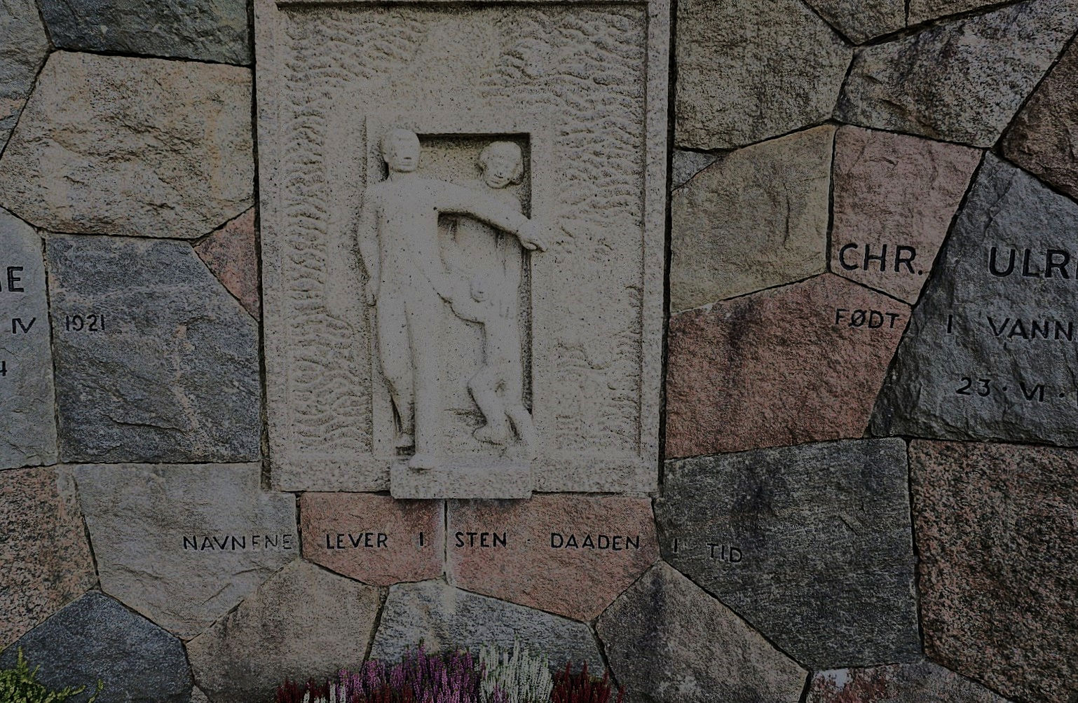 Navnene lever i sten – Dåden i tid, står der under relieffet, som er lavet af billedhuggeren Henrik Starcke