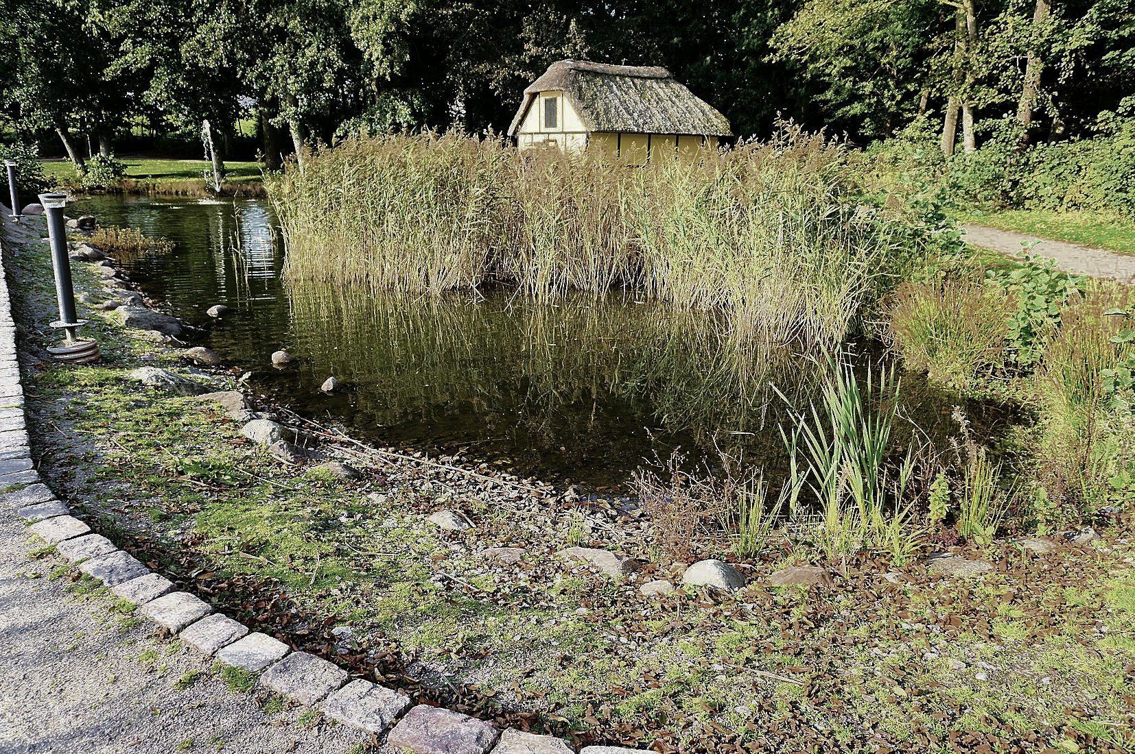 Porten står lige før en bro,der adskiller selve den store sø fra en meget mindre sø, der i 1936 blev renset op og udnævnt til badesø.