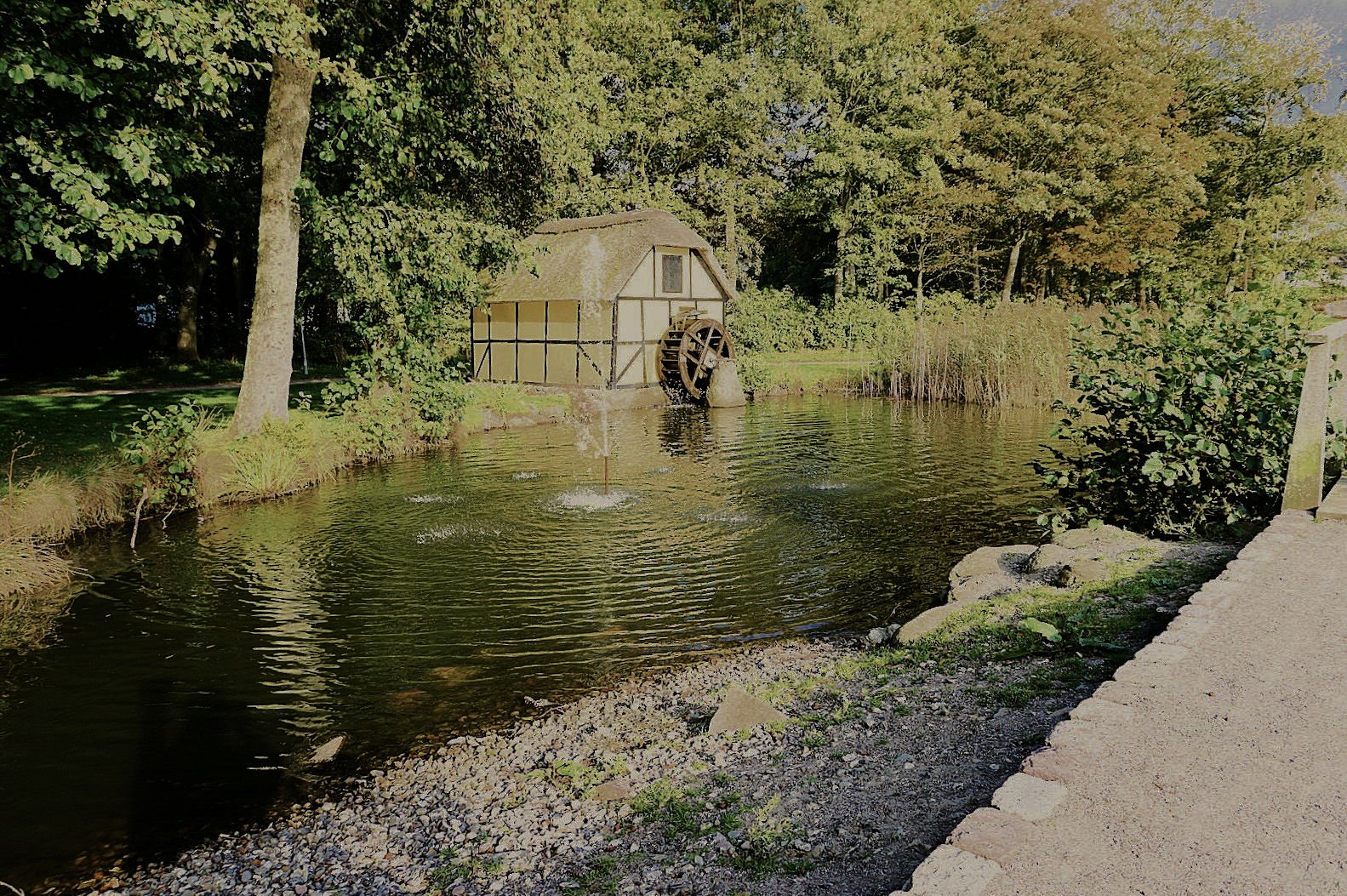 Der er desværre ikke strømninger i vandet til at drive møllehjulet, så det kører ved hjælp af en elektrisk motor.
